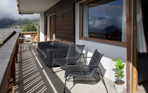 Soleil des Alpes: Bois, Porche, Balcon, Domicile, Chaîne De Montagnes, Dur, Chaise, Tache De Bois, Crête, Ombre