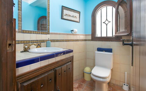 Comendador: Luminaire Plomberie, Lavabo, Salle De Bains, Évier, Sol, Sol, Design Intérieur, Armoire De Toilette, Robinet, Toilette