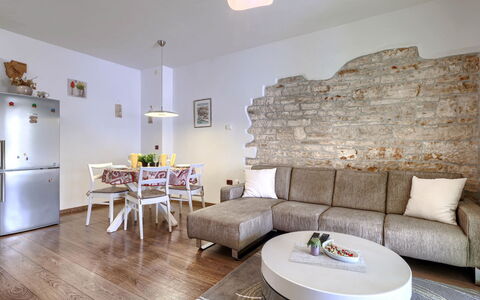 Marlen: Meubles, Design Intérieur, Sol, Canapé, Mur, Sol, Bois, Salon, Plafond, Pièce