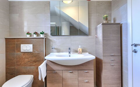 Marlen: Lavabo, Design Intérieur, Évier, Luminaire Plomberie, Meubles, Sol, Armoire De Toilette, Cabinetry, Sol, Salle De Bains