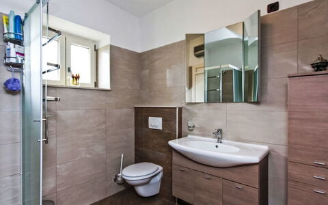 Marlen: Salle De Bains, Lavabo, Design Intérieur, Luminaire Plomberie, Sol, Évier, Sol, Armoire De Toilette, Robinet, Meubles