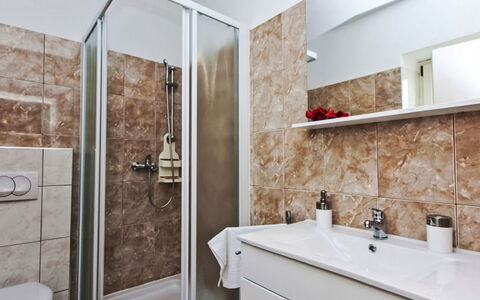Marlen: Sol, Luminaire Plomberie, Sol, Design Intérieur, Évier, Salle De Bains, Lavabo, Robinet, Plomberie, Miroir