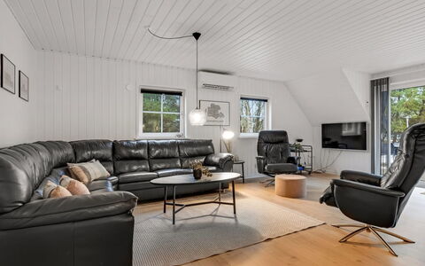 Alvina - 3.2Km from the Sea: Design Intérieur, Canapé, Sol, Bois, Plafond, Meubles, Salon, Sol, Domicile, Parquet