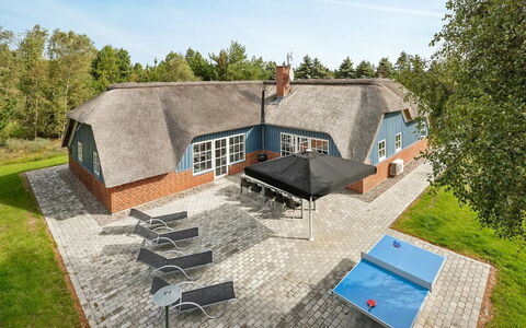 Alvina - 3.2Km from the Sea: Toit, Chalet, Biens, Ferme, Pelouse, Cour, À Déchaumer, Ombre, Aménagement Paysager, Allée