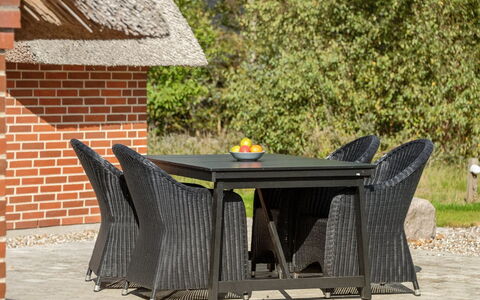 Alvina - 3.2Km from the Sea: Toit, Maison, Domicile, Chalet, Porte, Siding, Plate-Forme, Porche, Planche, Dur