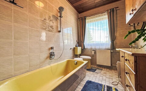 Ferienwohnung Monika: Luminaire Plomberie, Baignoire, Salle De Bains, Sol, Design Intérieur, Sol, Robinet, Plomberie, Pièce, Évier
