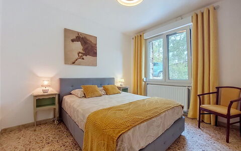 Les Pierres Fleuries: Lit, Design Intérieur, Meubles, Chambre, Literie, Drap De Lit, Mur, Pièce, Plafond, Bois