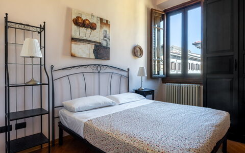 Cuore Di Firenze Apartment: Lit, Chambre, Mur, Literie, Design Intérieur, Drap De Lit, Meubles, Cadre De Lit, Pièce, Sol