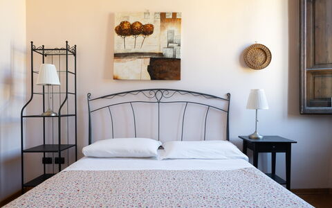 Cuore Di Firenze Apartment: Lit, Meubles, Chambre, Literie, Drap De Lit, Design Intérieur, Linge, Cadre De Lit, Éclairage, Pièce