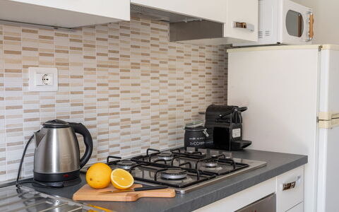 Casa La Conchiglia: Cuisine, Comptoir, Appareil De Cuisine, Design Intérieur, Bois, Sol, Principaux Appliance, Électroménager, Cabinetry, Sol