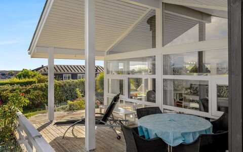 Tjarven - 350M from the Sea: Bois, Porche, Architecture, Domicile, Toit, Maison, Porte, Chalet, Siding, Plate-Forme