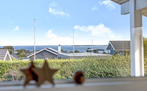 Tjarven - 350M from the Sea: Ciel, Domicile, Zone Résidentielle, Toit, Maison, Chalet, Biens, Siding, Ombre, Banlieue