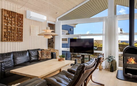 Tjarven - 350M from the Sea: Bois, Design Intérieur, Meubles, Domicile, Canapé, Plafond, Salon, Éclairage, Sol