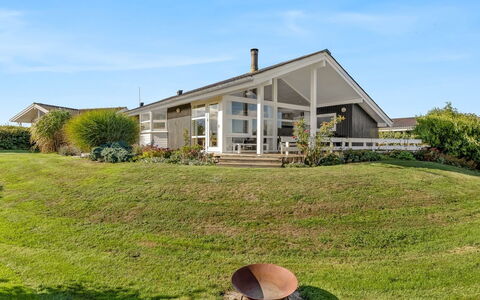 Tjarven - 350M from the Sea: Domicile, Maison, Arbuste, Toit, Chalet, Lot Terre, Couverture De Sol, Porche, Porte, Biens