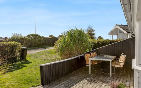 Tjarven - 350M from the Sea: Bois, Toit, Domicile, Lot Terre, Porche, Plate-Forme, Planche, Ombre, Dur, Chalet