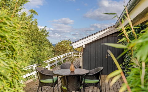 Tjarven - 350M from the Sea: Porche, Dur, Ombre, Chaise, Plate-Forme, Jardin, Balustrade, Eco Hôtel, Mobilier De Jardin, Balcon