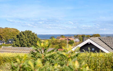 Tjarven - 350M from the Sea: Ciel, Bleu, Vert, Arbuste, Paysage, Nuage, Domicile, Lumière Du Soleil, Chalet, Banlieue