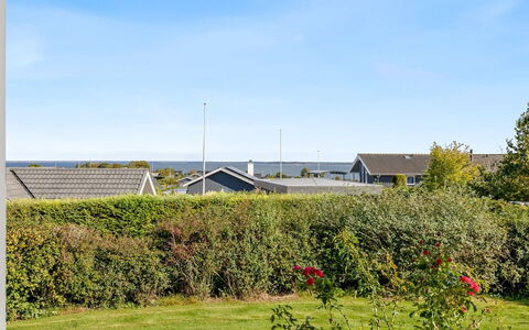 Tjarven - 350M from the Sea: Ciel, Bleu, Arbuste, Lot Terre, Couverture De Sol, Haie, Jardin, Aménagement Paysager, Pelouse, Banlieue