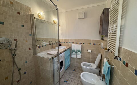Casa Capolino: Sol, Luminaire Plomberie, Sol, Salle De Bains, Design Intérieur, Robinet, Lavabo, Plomberie, Tuile, Évier