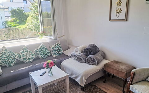 Villa Rose: Meubles, Canapé, Design Intérieur, Coussin, Sol, Sol, Salon, Pièce, Domicile, Throw Pillow