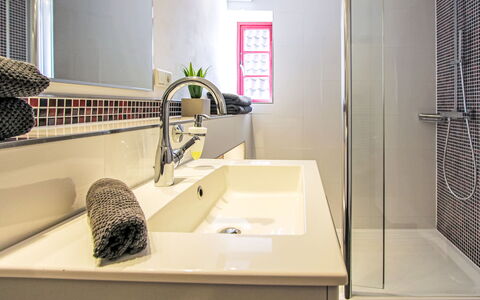 Schwalenberg 111: Salle De Bains, Lavabo, Luminaire Plomberie, Évier, Design Intérieur, Sol, Robinet, Sol, Plomberie, Baignoire