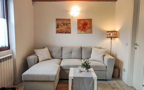Bellavista: Meubles, Design Intérieur, Sol, Sol, Canapé, Bois, Pièce, Table, Salon, Domicile