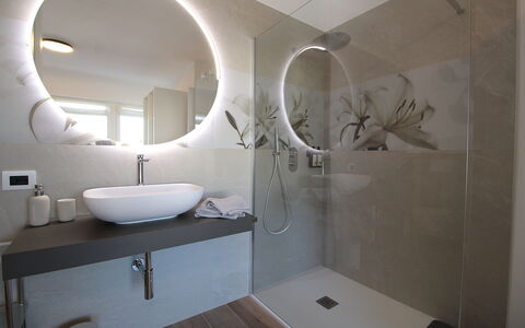 House Martina: Luminaire Plomberie, Design Intérieur, Salle De Bains, Sol, Sol, Lavabo, Robinet, Plomberie, Plafond, Éclairage
