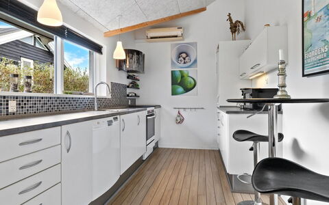 Lanica - 150M from the Sea: Cuisine, Comptoir, Appareil De Cuisine, Design Intérieur, Principaux Appliance, Sol, Plafond, Électroménager, Meubles, Cabinetry