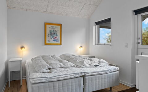 Lanica - 150M from the Sea: Chambre, Plafond, Domicile, Lit, Literie, Drap De Lit, Cadre De Lit, Gelé, Linge, Daylighting