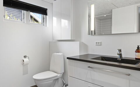 Lanica - 150M from the Sea: Luminaire Plomberie, Lavabo, Évier, Design Intérieur, Sol, Sol, Armoire De Toilette, Salle De Bains, Robinet, Comptoir