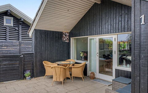 Lanica - 150M from the Sea: Bois, Architecture, Domicile, Siding, Porte, Chalet, Planche, Dur, Ombre, Porche