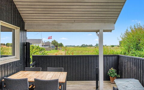Lanica - 150M from the Sea: Bois, Porche, Composite, Plate-Forme, Planche, Dur, Ombre, Tache De Bois, Siding, Chalet