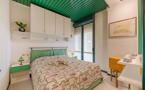 Appartamento Residence Henderson: Chambre, Design Intérieur, Lit, Sol, Sol, Drap De Lit, Literie, Pièce, Plafond, Cadre De Lit