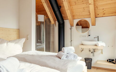 Chalet Nr. 1 mit 2 Sz, Sauna & Whirlpool: Bois, Design Intérieur, Chambre, Lit, Plafond, Literie, Dur, Tache De Bois, Grenier, Drap De Lit