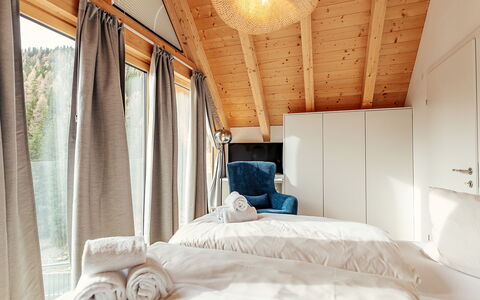 Chalet Nr. 1 mit 2 Sz, Sauna & Whirlpool: Chambre, Bois, Lit, Meubles, Design Intérieur, Drap De Lit, Literie, Linge, Plafond, Sol