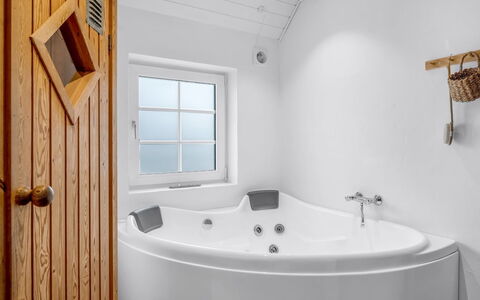 Amber - 300M from the Sea: Baignoire, Luminaire Plomberie, Salle De Bains, Sol, Plafond, Plomberie, Robinet, Jacuzzi