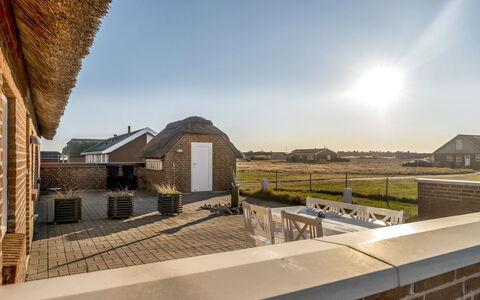 Amber - 300M from the Sea: Maison, Toit, Domicile, Chalet, Cabanon, Batiments Jardin, Siding, Cour, Cabane En Rondins, Cabane