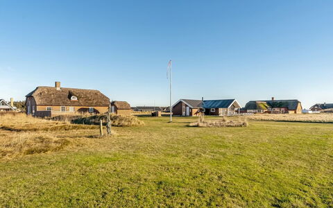 Amber - 300M from the Sea: Maison, Toit, Domicile, Chalet, Cabanon, Batiments Jardin, Siding, Cour, Cabane En Rondins, Cabane