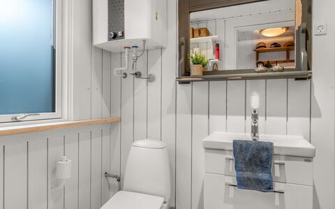 Hughlek - from the Sea: Luminaire Plomberie, Design Intérieur, Salle De Bains, Siège De Toilette, Toilette, Évier, Plomberie, Robinet, Pièce, Armoire De Toilette