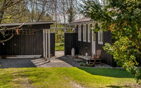 Hughlek - from the Sea: Bois, Arrière-Cour, Jardin, Chalet, Ombre, Batiments Jardin, Pelouse, Cour, Aménagement Paysager, Cabanon