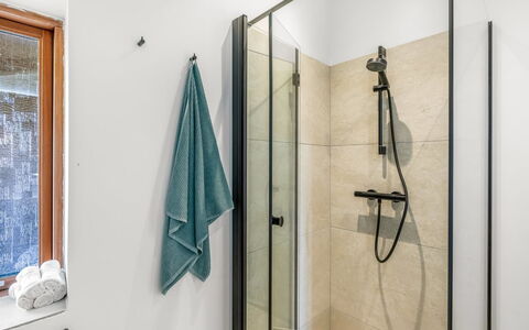 Sigbritt - 750M from the Sea: Salle De Bains, Sol, Luminaire Plomberie, Sol, Plomberie, Douche, Tuile, Tete De Douche, Panneau De Douche, Bar De Douche