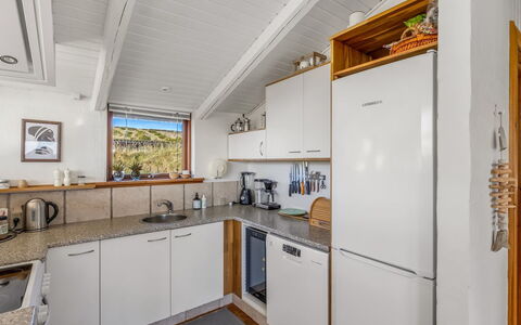 Sigbritt - 750M from the Sea: Sol, Bois, Cuisine, Design Intérieur, Plafond, Sol, Comptoir, Principaux Appliance, Cabinetry, Meubles