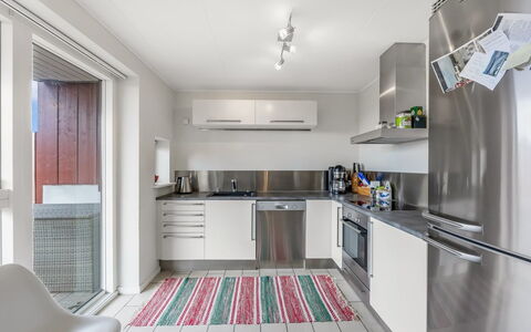 Janik - 700M from the Sea: Cuisine, Appareil De Cuisine, Comptoir, Sol, Design Intérieur, Principaux Appliance, Meubles, Sol, Plafond, Bois