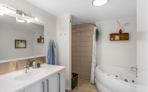 Janik - 700M from the Sea: Design Intérieur, Sol, Sol, Luminaire Plomberie, Plafond, Salle De Bains, Évier, Plomberie, Lavabo, Pièce