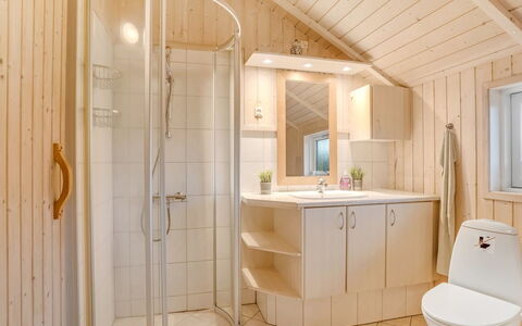 Bryngeir - 100M from the Sea: Luminaire Plomberie, Sol, Design Intérieur, Bois, Sol, Évier, Lavabo, Plafond, Salle De Bains, Armoire De Toilette