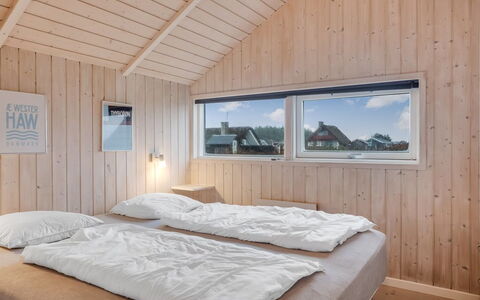 Bryngeir - 100M from the Sea: Bois, Domicile, Chambre, Literie, Drap De Lit, Dur, Lit, Planche, Tache De Bois, Cabane En Rondins