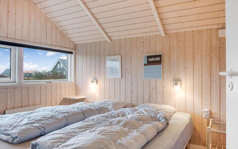 Bryngeir - 100M from the Sea: Bois, Chambre, Lit, Drap De Lit, Literie, Domicile, Cadre De Lit, Linge, Dur, Gelé