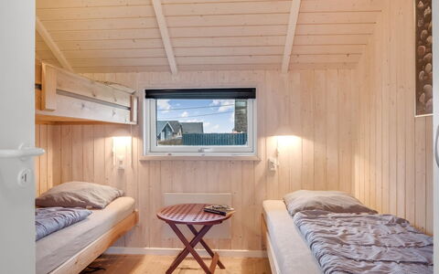 Bryngeir - 100M from the Sea: Bois, Chambre, Plafond, Sol, Design Intérieur, Sol, Lit, Tache De Bois, Dur, Domicile