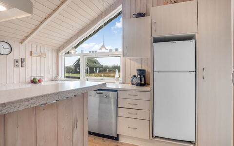 Bryngeir - 100M from the Sea: Bois, Cuisine, Sol, Design Intérieur, Sol, Plafond, Comptoir, Meubles, Domicile, Cabinetry