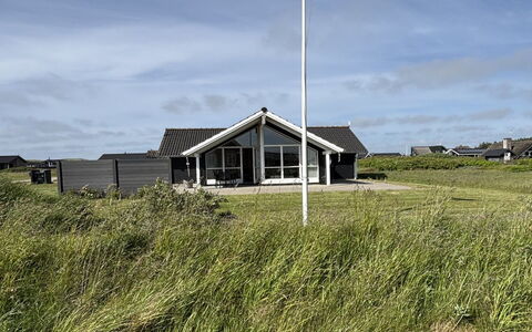 Bryngeir - 100M from the Sea: Bleu, Chalet, Maison, Domicile, Ferme, Biens, Siding